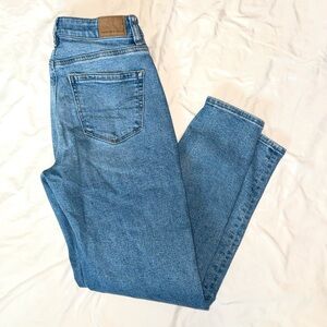 American Eagle Outfitters - Curvy Strigid Mom Jeans